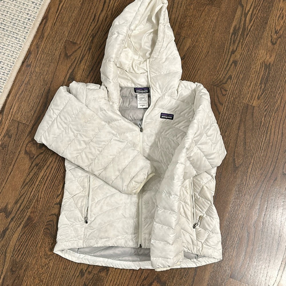 Patagonia women’s hooded puffer coat. Sz SMall